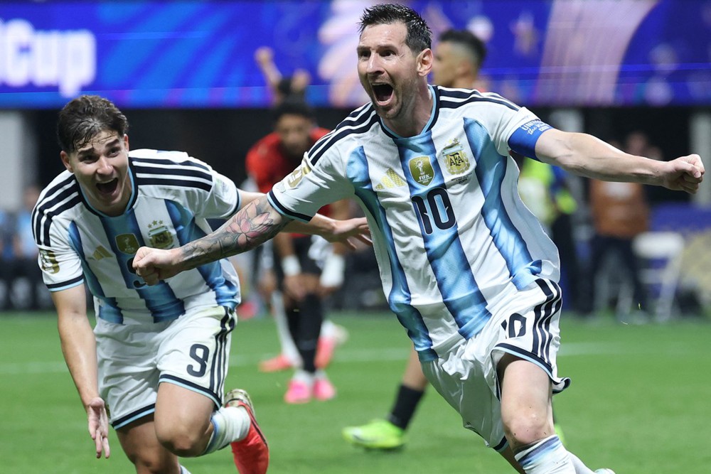 Cầu thủ Argentina ăn mừng đầy khiêu khích, hâm nóng khả năng đại chiến tuyển Anh tại bán kết World Cup 2026 - Ảnh 1.