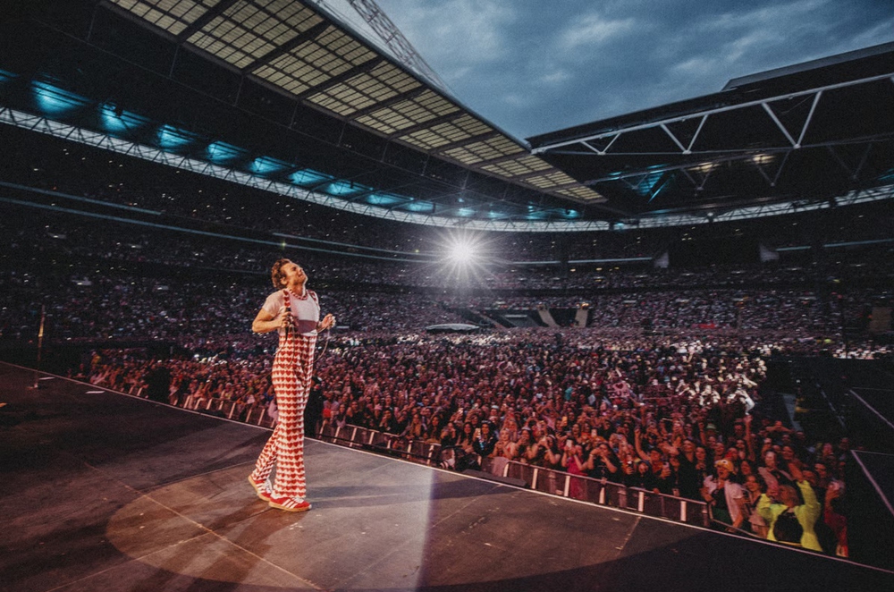Harry Styles lập kỷ lục Guinness với 12 đêm kín chỗ ở Wembley - Ảnh 6. Harry Styles lập kỷ lục Guinness với 12 đêm kín chỗ ở Wembley - Ảnh 6.