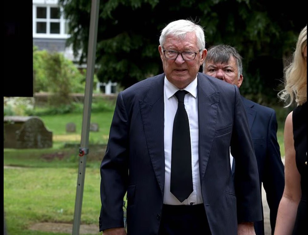Sir Alex Ferguson xúc động trong tang lễ con trai của huyền thoại MU - Ảnh 2.