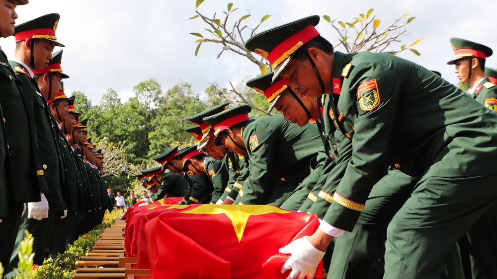 Thủ tướng yêu cầu đẩy mạnh thực hiện tìm kiếm, quy tập và xác định danh tính hài cốt liệt sĩ - Ảnh 1.