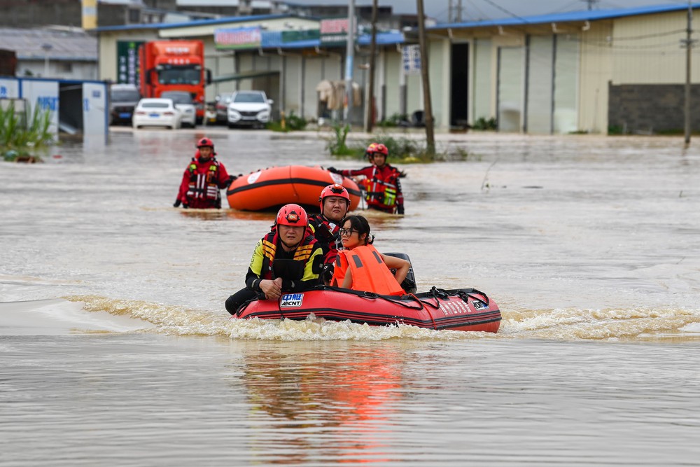 Trung Quốc tiếp tục tìm kiếm cứu hộ trong khi chuẩn bị ứng phó với bão mới - Ảnh 1. Trung Quốc tiếp tục tìm kiếm cứu hộ trong khi chuẩn bị ứng phó với bão mới - Ảnh 1.