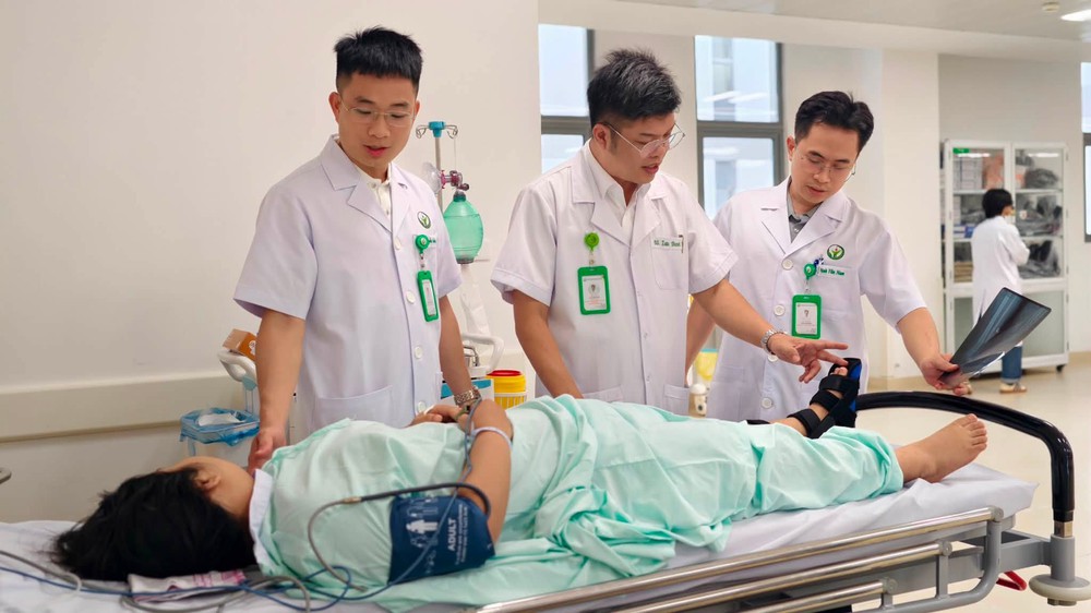 Bệnh viện HN Việt Đức cơ sở Ninh Bình thực hiện ca phẫu thuật cấp cứu đầu tiên - Ảnh 2.