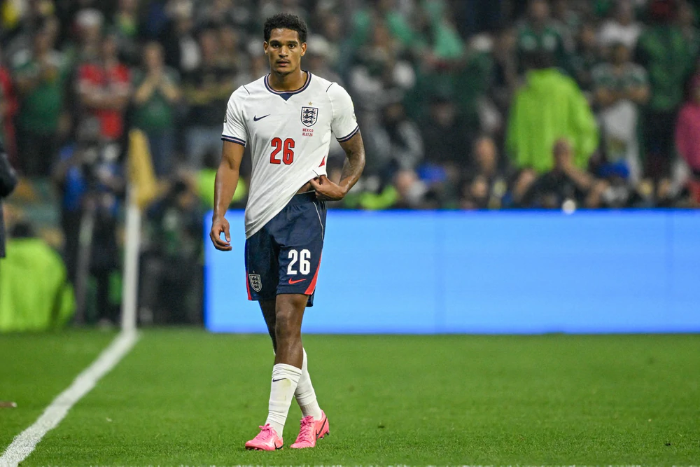 FIFA tăng án phạt Quansah sau thẻ đỏ phải nhận ở trận đấu với Mexico tại World Cup 2026 - Ảnh 1. FIFA tăng án phạt Quansah sau thẻ đỏ phải nhận ở trận đấu với Mexico tại World Cup 2026 - Ảnh 1.
