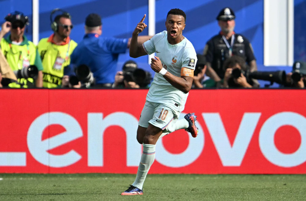 Roy Keane chỉ trích trọng tài sau quả phạt đền hỏng ăn của Mbappe - Ảnh 2.