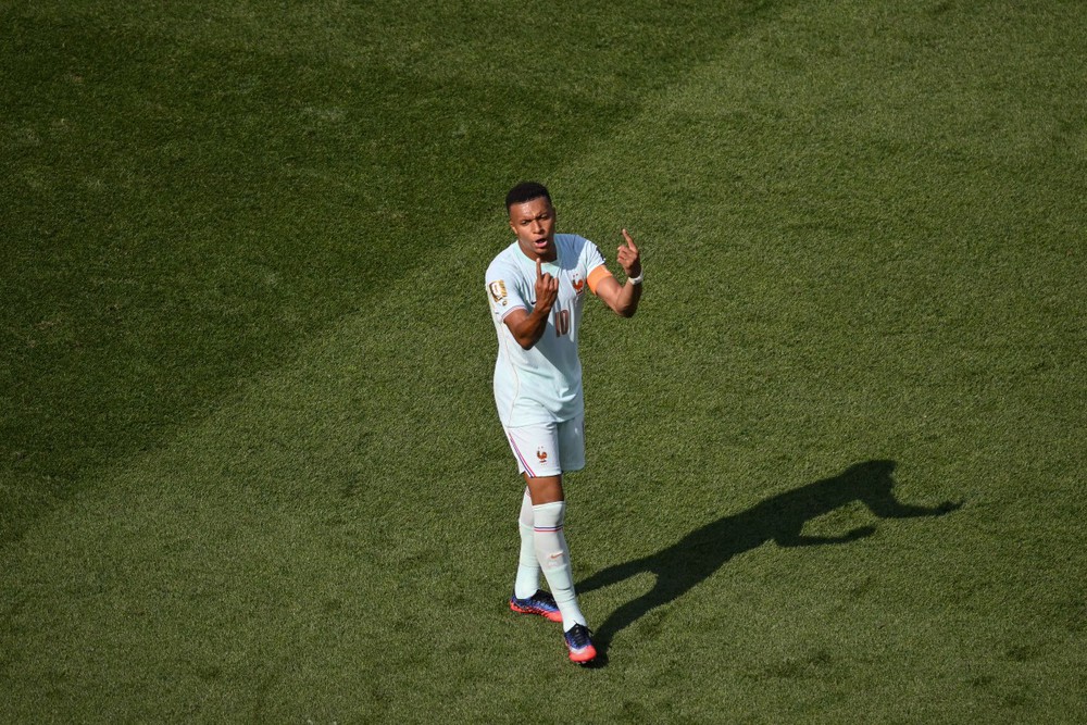 Sự trùng hợp kỳ lạ của Mbappe và Messi: Cùng đá hỏng phạt đền, ghi bàn rồi kiến tạo để cùng có 8 bàn tại World Cup 2026 - Ảnh 1. Sự trùng hợp kỳ lạ của Mbappe và Messi: Cùng đá hỏng phạt đền, ghi bàn rồi kiến tạo để cùng có 8 bàn tại World Cup 2026 - Ảnh 1.