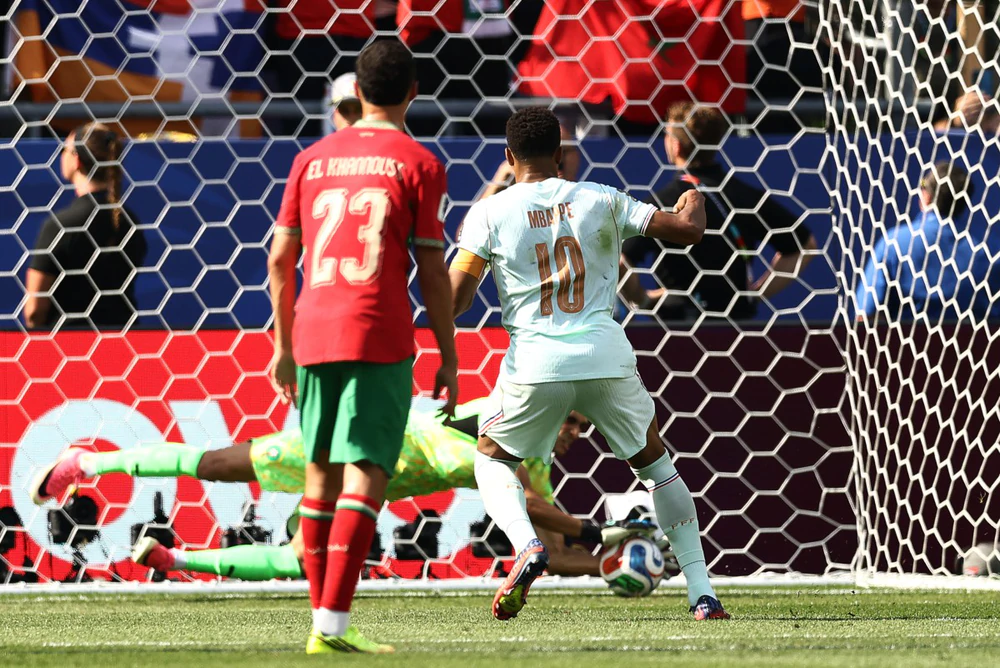 TRỰC TIẾP bóng đá Pháp 0-0 Morocco: Mbappe đá hỏng phạt đền (H1) - Ảnh 1. TRỰC TIẾP bóng đá Pháp 0-0 Morocco: Mbappe đá hỏng phạt đền (H1) - Ảnh 1.