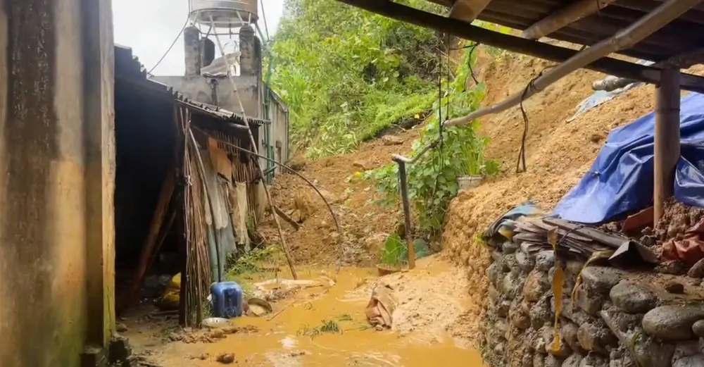 Khẩn trương khắc phục hậu quả, hỗ trợ người dân di dời khỏi khu vực sạt lở do mưa lớn tại Lào Cai - Ảnh 3. Khẩn trương khắc phục hậu quả, hỗ trợ người dân di dời khỏi khu vực sạt lở do mưa lớn tại Lào Cai - Ảnh 3.