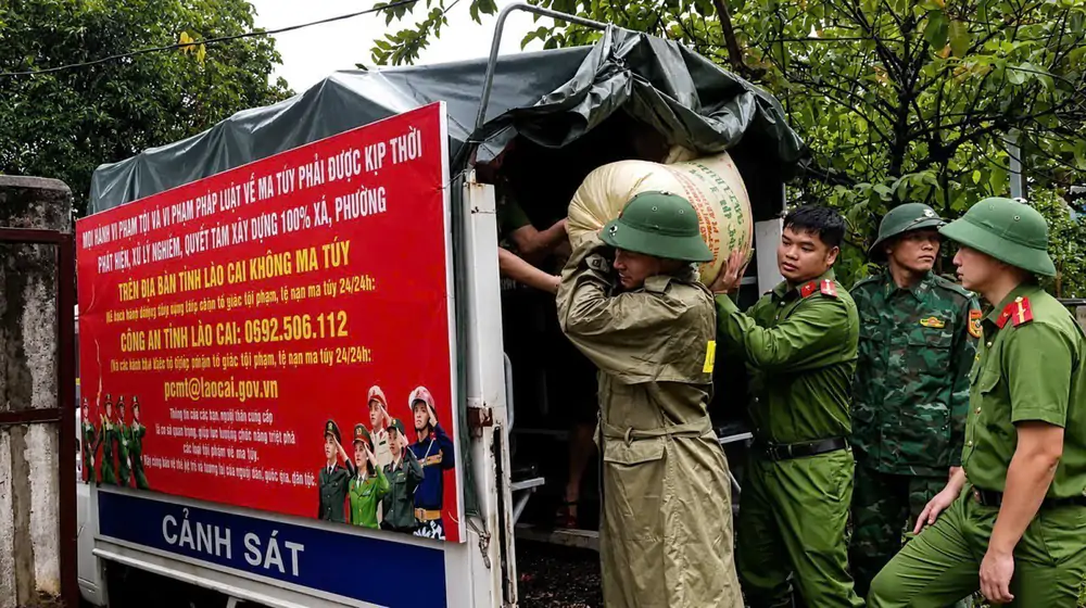 Khẩn trương khắc phục hậu quả, hỗ trợ người dân di dời khỏi khu vực sạt lở do mưa lớn tại Lào Cai - Ảnh 2. Khẩn trương khắc phục hậu quả, hỗ trợ người dân di dời khỏi khu vực sạt lở do mưa lớn tại Lào Cai - Ảnh 2.