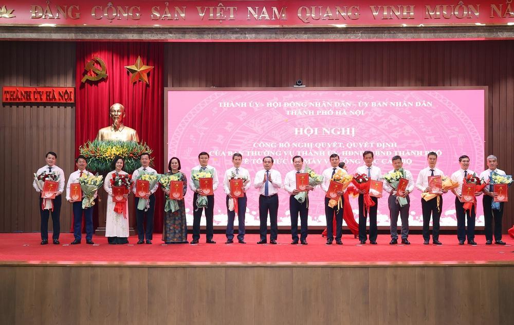Hà Nội công bố 47 quyết định về công tác cán bộ sau sắp xếp bộ máy - Ảnh 4. Hà Nội công bố 47 quyết định về công tác cán bộ sau sắp xếp bộ máy - Ảnh 4.