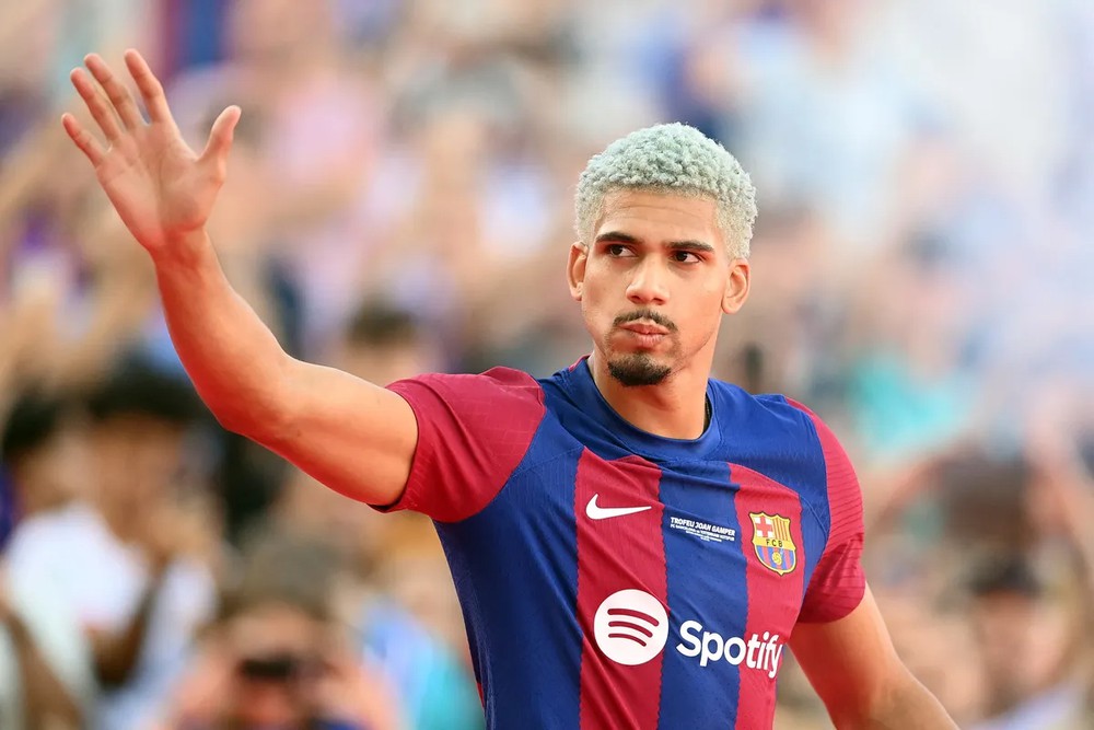Liverpool: Vì sao Iraola cần Araujo? - Ảnh 1.