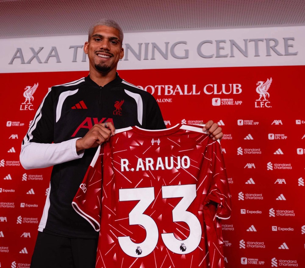 Liverpool chính thức công bố bản hợp đồng mang tên Ronald Araujo từ Barcelona theo dạng cho mượn kéo dài một mùa giải, kèm điều khoản mua đứt vào cuối mùa. Ảnh: Liverpool FC