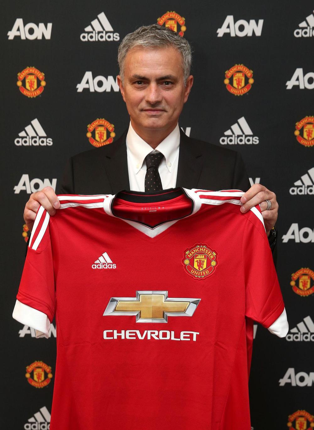 Mourinho từng đồng ý kế nhiệm Sir Alex ở MU nhưng đổi ý vì Chelsea - Ảnh 1. Mourinho từng đồng ý kế nhiệm Sir Alex ở MU nhưng đổi ý vì Chelsea - Ảnh 1.