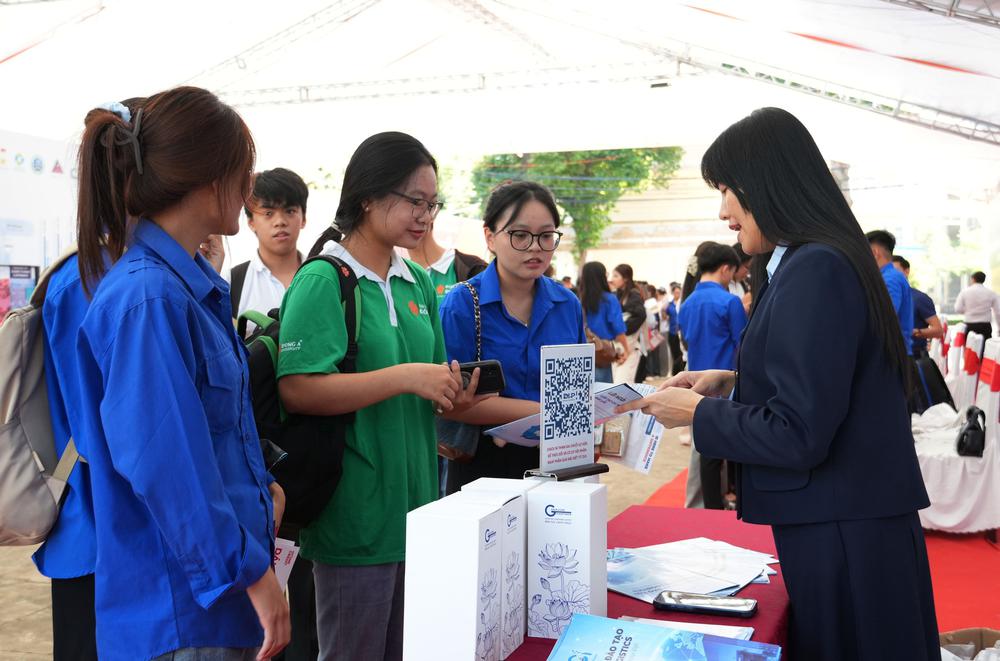 Tuyển sinh đại học 2026: Điểm chuẩn phân hóa theo nhóm ngành - Ảnh 2. Tuyển sinh đại học 2026: Điểm chuẩn phân hóa theo nhóm ngành - Ảnh 2.