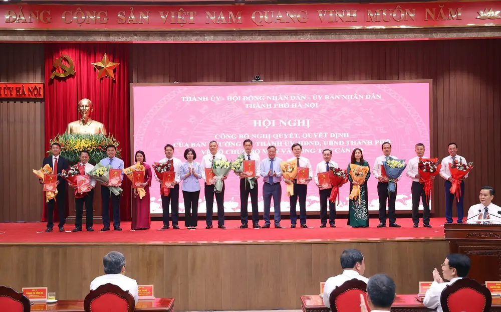 Hà Nội công bố 47 quyết định về công tác cán bộ sau sắp xếp bộ máy - Ảnh 2. Hà Nội công bố 47 quyết định về công tác cán bộ sau sắp xếp bộ máy - Ảnh 2.