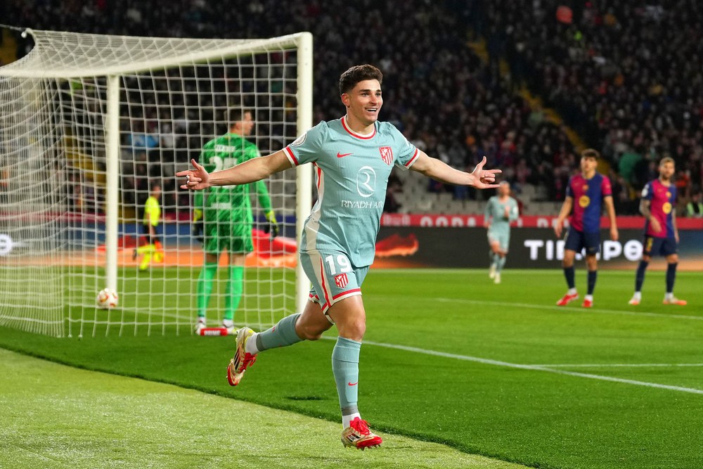 Barcelona: Vì sao Barcelona rất cần Julian Alvarez? - Ảnh 1. Barcelona: Vì sao Barcelona rất cần Julian Alvarez? - Ảnh 1.