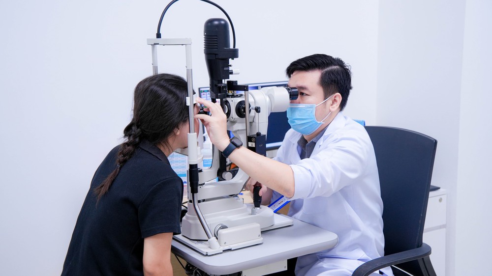 Cứu thị lực bệnh nhân bong võng mạc bằng phương pháp bơm khí nội nhãn - Ảnh 2.