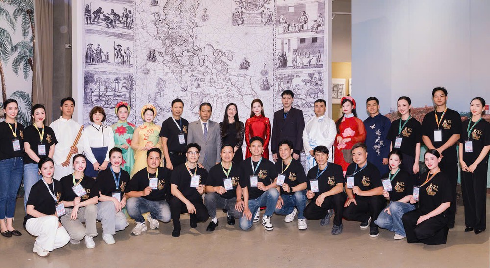 Ca sĩ Chi Pu lan tỏa sắc màu văn hóa Việt Nam tại Manila - Ảnh 3. Ca sĩ Chi Pu lan tỏa sắc màu văn hóa Việt Nam tại Manila - Ảnh 3.