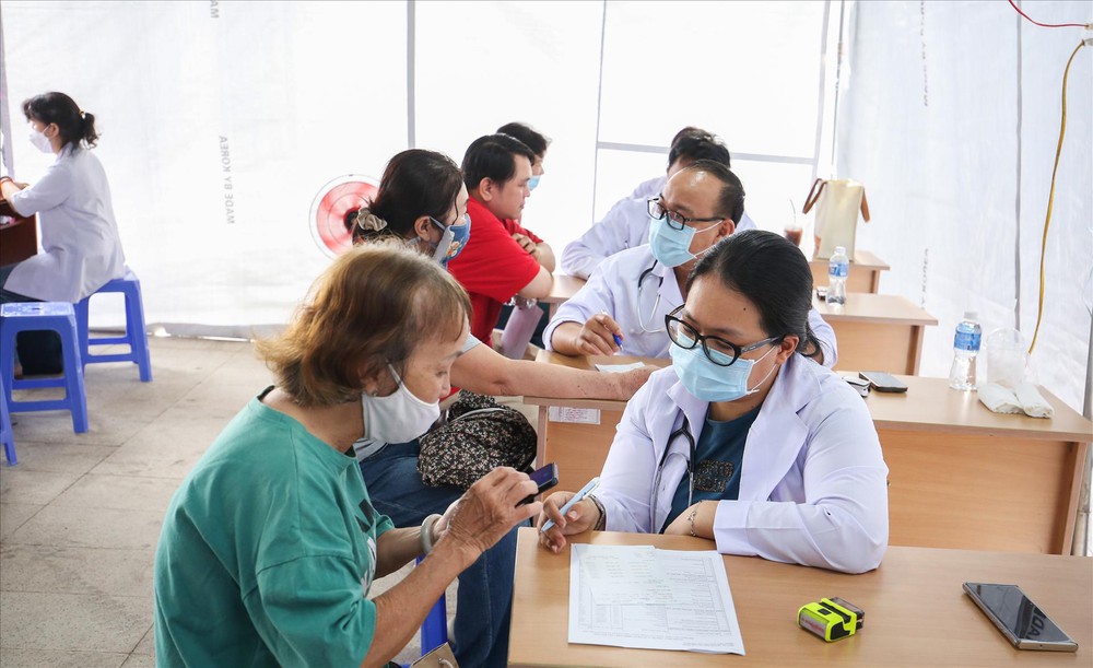 Hà Nội tháo gỡ vướng mắc, không để gián đoạn việc khám sức khỏe miễn phí cho người dân - Ảnh 1.