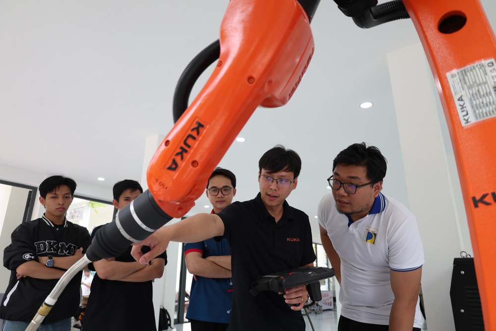 Phê duyệt Chương trình quốc gia phát triển nhân lực trí tuệ nhân tạo - Ảnh 2. Phê duyệt Chương trình quốc gia phát triển nhân lực trí tuệ nhân tạo - Ảnh 2.