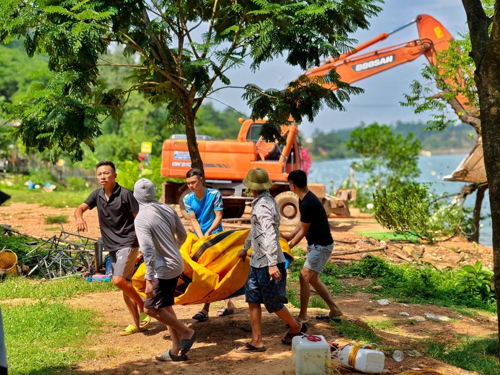 Hà Nội ra quân giải tỏa vi phạm trong phạm vi bảo vệ công trình thủy lợi hồ Đồng Đò - Ảnh 5. Hà Nội ra quân giải tỏa vi phạm trong phạm vi bảo vệ công trình thủy lợi hồ Đồng Đò - Ảnh 5.