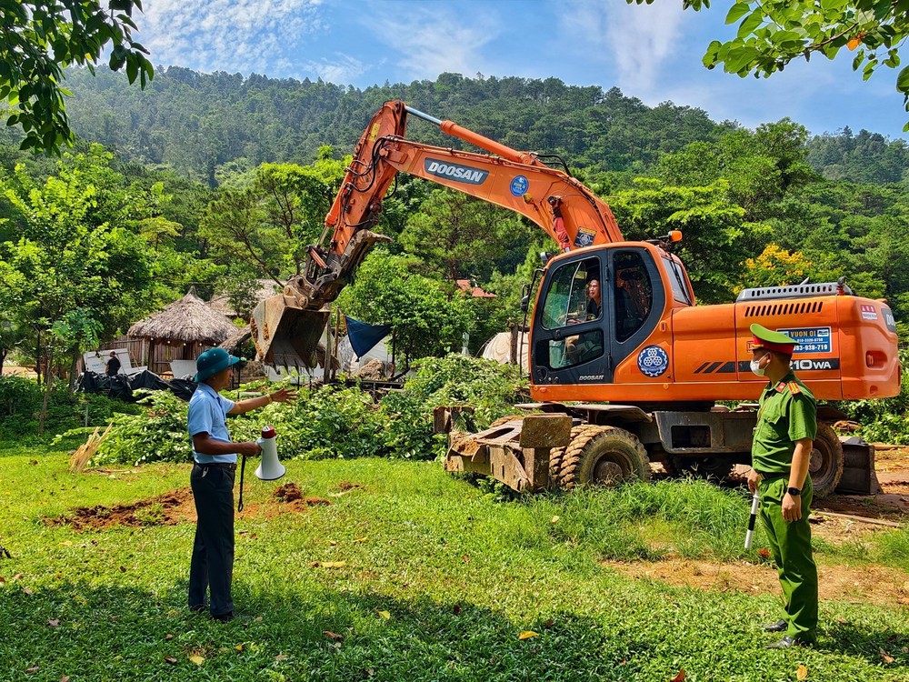 Hà Nội ra quân giải tỏa vi phạm trong phạm vi bảo vệ công trình thủy lợi hồ Đồng Đò - Ảnh 2. Hà Nội ra quân giải tỏa vi phạm trong phạm vi bảo vệ công trình thủy lợi hồ Đồng Đò - Ảnh 2.