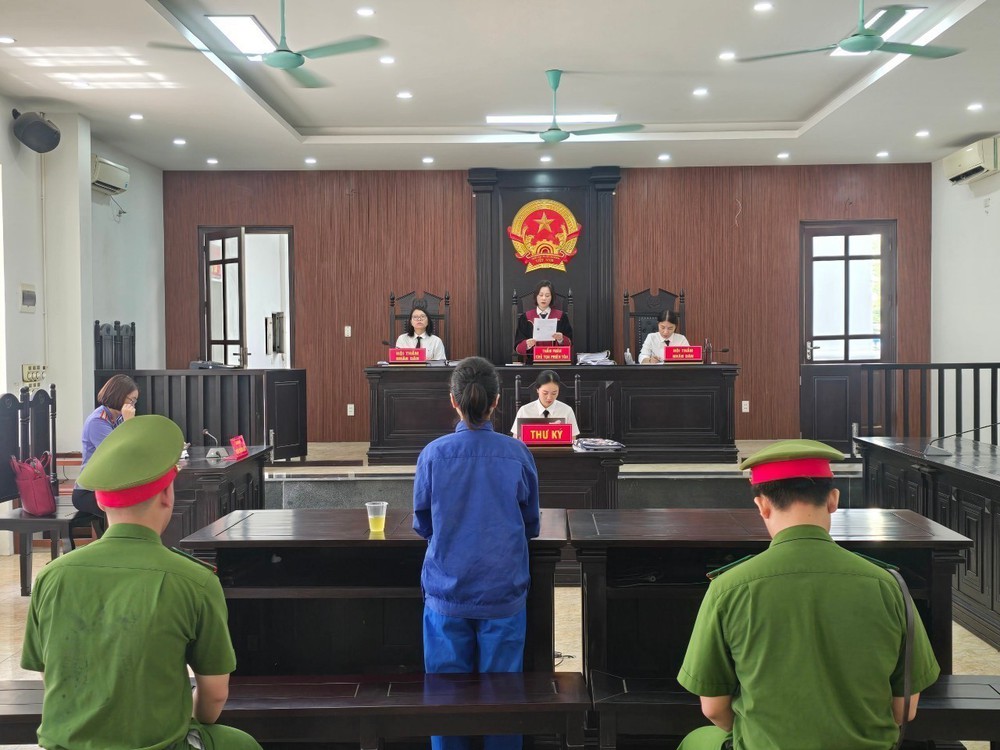 Hoãn phiên xét xử Giám đốc show “Về đây bốn cánh chim trời” đến ngày 27/8 - Ảnh 1. Hoãn phiên xét xử Giám đốc show “Về đây bốn cánh chim trời” đến ngày 27/8 - Ảnh 1.