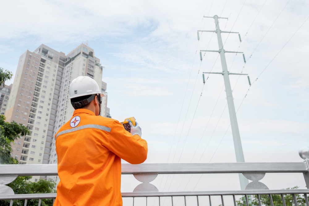 Nhiều giải pháp vận hành hệ thống điện miền Bắc trong đợt nắng nóng 11-16/8 - Ảnh 1. Nhiều giải pháp vận hành hệ thống điện miền Bắc trong đợt nắng nóng 11-16/8 - Ảnh 1.