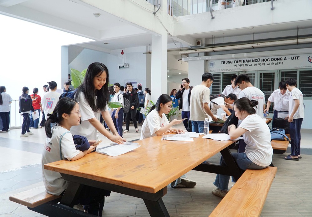 Tuyển sinh đại học 2026: Điểm chuẩn một số ngành luật giảm, khoa học sức khoẻ tăng - Ảnh 2. Tuyển sinh đại học 2026: Điểm chuẩn một số ngành luật giảm, khoa học sức khoẻ tăng - Ảnh 2.