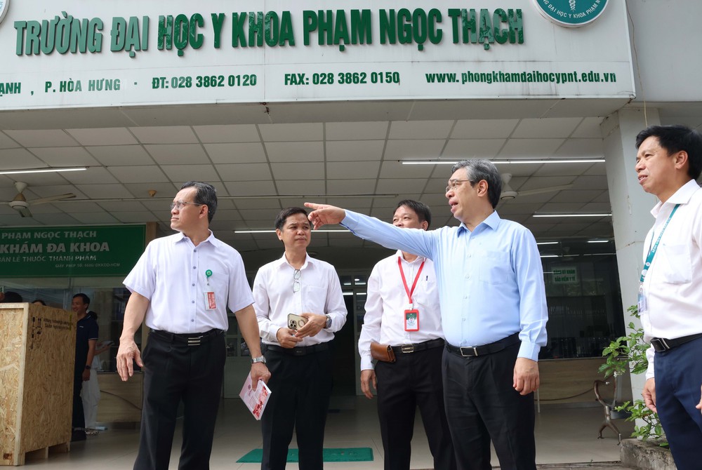Tuyển sinh đại học 2026: Điểm chuẩn một số ngành luật giảm, khoa học sức khoẻ tăng - Ảnh 1. Tuyển sinh đại học 2026: Điểm chuẩn một số ngành luật giảm, khoa học sức khoẻ tăng - Ảnh 1.