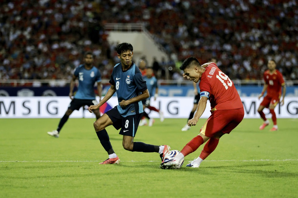 Bóng lăn trên bàn phím: CĐV bảo vệ Quang Hải trước trận bán kết ASEAN Cup - Ảnh 1. Bóng lăn trên bàn phím: CĐV bảo vệ Quang Hải trước trận bán kết ASEAN Cup - Ảnh 1.