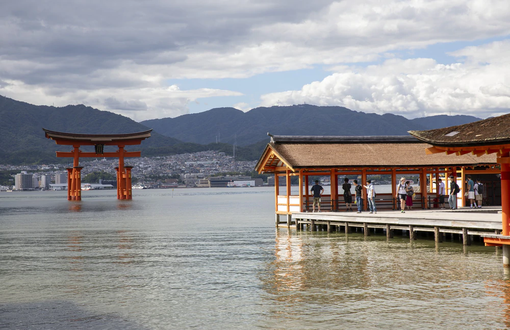 Đền Itsukushima – Tuyệt tác kiến trúc giữa biển trời Hiroshima, Nhật Bản - Ảnh 2. Đền Itsukushima – Tuyệt tác kiến trúc giữa biển trời Hiroshima, Nhật Bản - Ảnh 2.