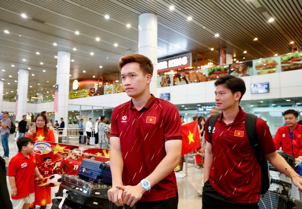 Đội tuyển Việt Nam đến Kuala Lumpur, sẵn sàng đấu Malaysia - Ảnh 1.