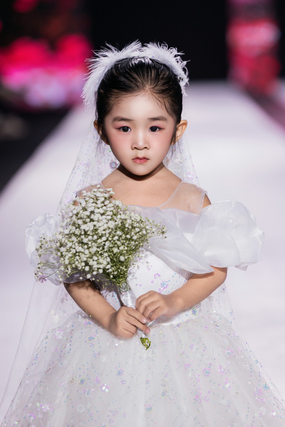 Người mẫu nhí Tú Uyên liên tục được tin tưởng lựa chọn ở những vị trí quan trọng - Ảnh 3. Người mẫu nhí Tú Uyên liên tục được tin tưởng lựa chọn ở những vị trí quan trọng - Ảnh 3.