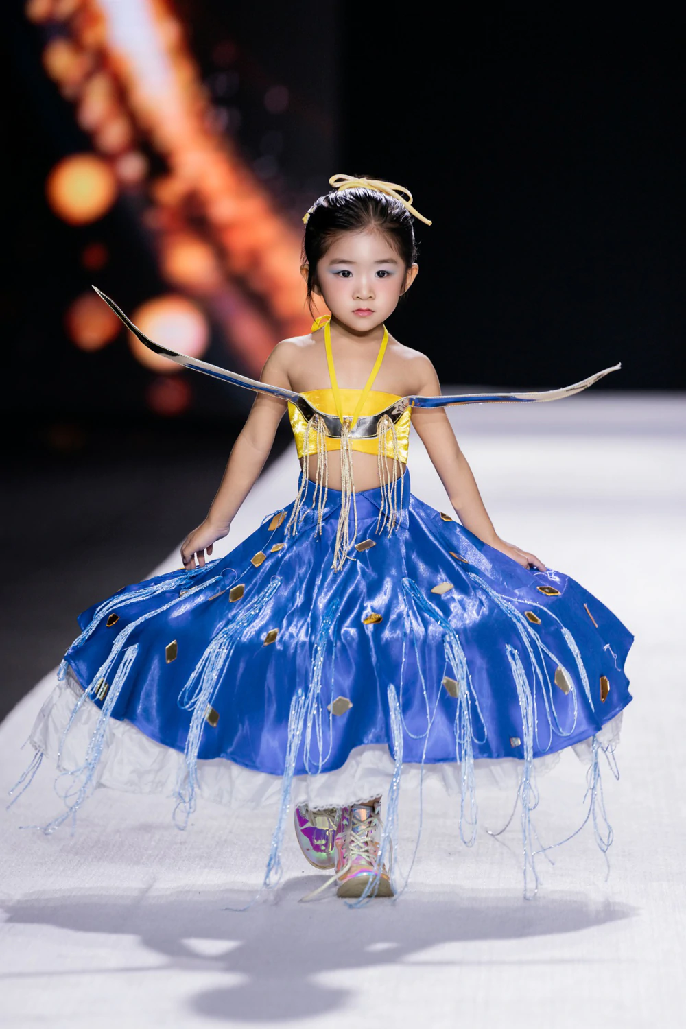 Người mẫu nhí Tú Uyên liên tục được tin tưởng lựa chọn ở những vị trí quan trọng - Ảnh 2. Người mẫu nhí Tú Uyên liên tục được tin tưởng lựa chọn ở những vị trí quan trọng - Ảnh 2.