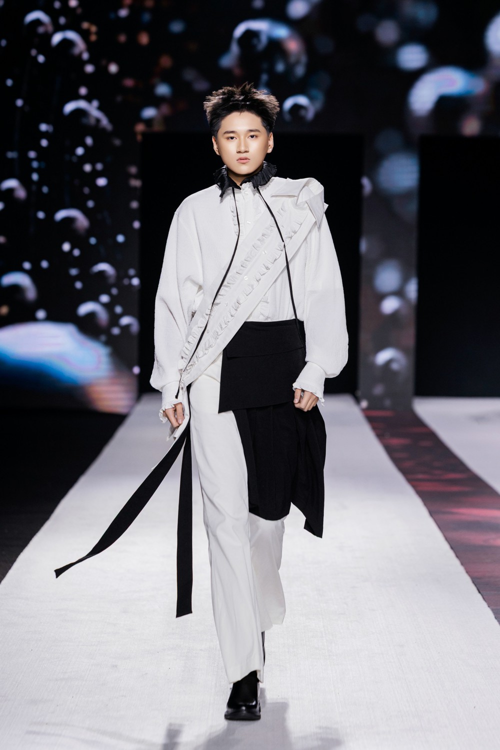 MC Trọng Phương - gương mặt quen thuộc làm chủ cả sân khấu lẫn sàn runway - Ảnh 2. MC Trọng Phương - gương mặt quen thuộc làm chủ cả sân khấu lẫn sàn runway - Ảnh 2.