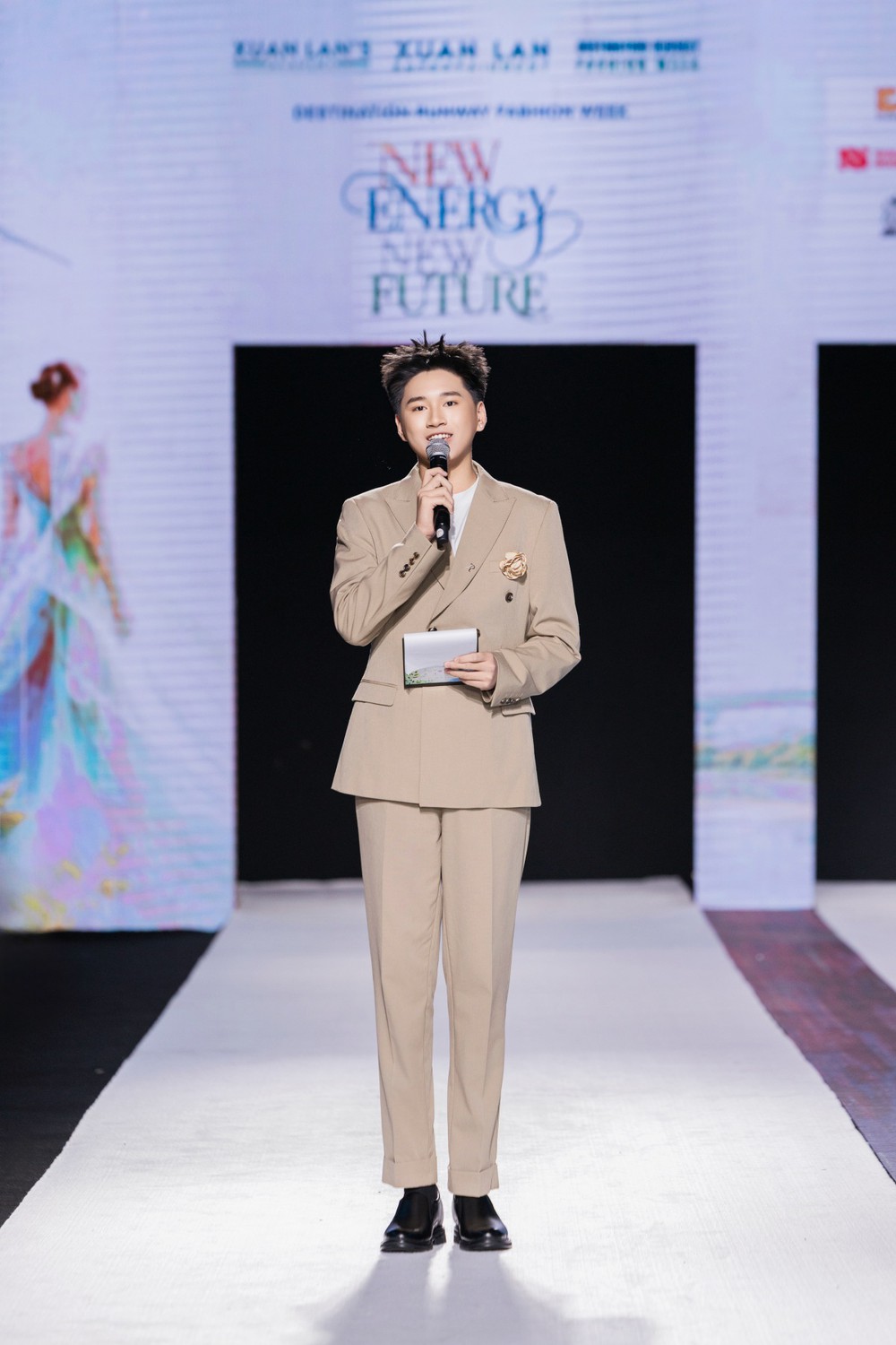 MC Trọng Phương - gương mặt quen thuộc làm chủ cả sân khấu lẫn sàn runway - Ảnh 1. MC Trọng Phương - gương mặt quen thuộc làm chủ cả sân khấu lẫn sàn runway - Ảnh 1.