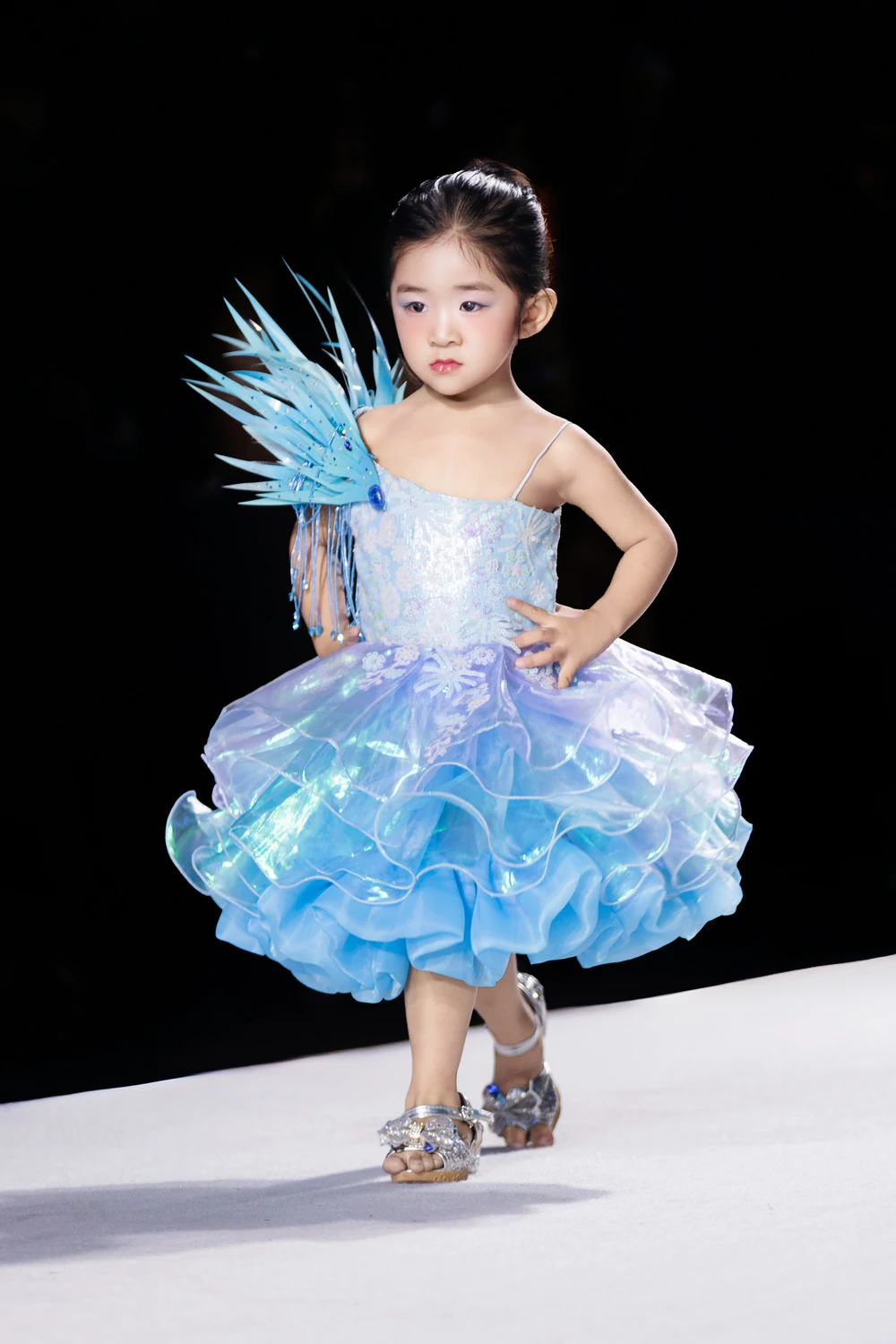 Người mẫu nhí Tú Uyên liên tục được tin tưởng lựa chọn ở những vị trí quan trọng - Ảnh 1. Người mẫu nhí Tú Uyên liên tục được tin tưởng lựa chọn ở những vị trí quan trọng - Ảnh 1.