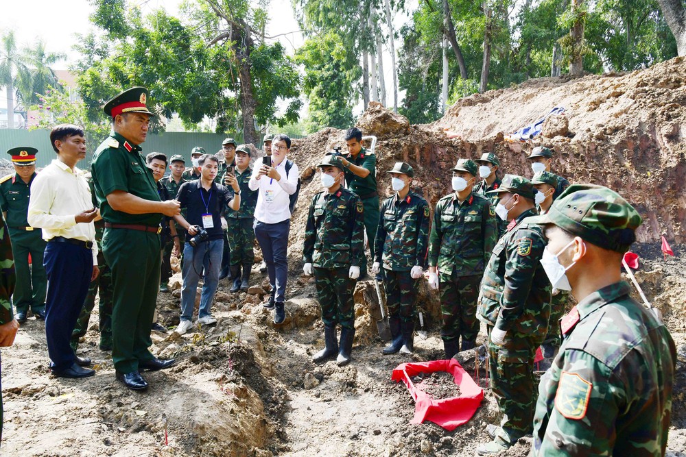 Phát hiện 8 mộ tập thể và quy tập 311 hài cốt liệt sĩ tại công viên Lê Thị Riêng - Ảnh 1. Phát hiện 8 mộ tập thể và quy tập 311 hài cốt liệt sĩ tại công viên Lê Thị Riêng - Ảnh 1.