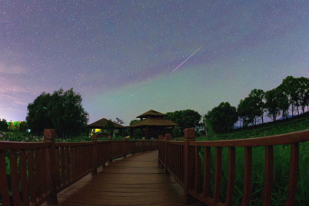 Vẻ đẹp kỳ ảo của mưa sao băng Perseids - Ảnh 7. Vẻ đẹp kỳ ảo của mưa sao băng Perseids - Ảnh 7.