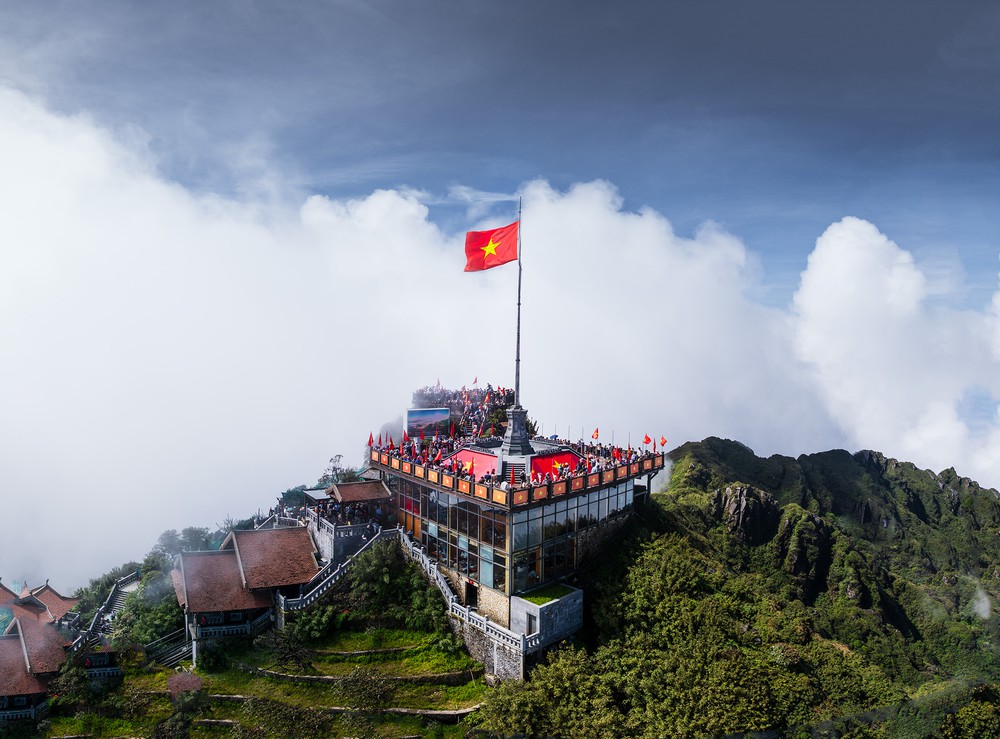 Dịp 2/9 này, lên Fansipan khám phá mùa vàng thổ cẩm, "săn" hoa xác pháo, dự lễ thượng cờ - Ảnh 3. Dịp 2/9 này, lên Fansipan khám phá mùa vàng thổ cẩm, "săn" hoa xác pháo, dự lễ thượng cờ - Ảnh 3.