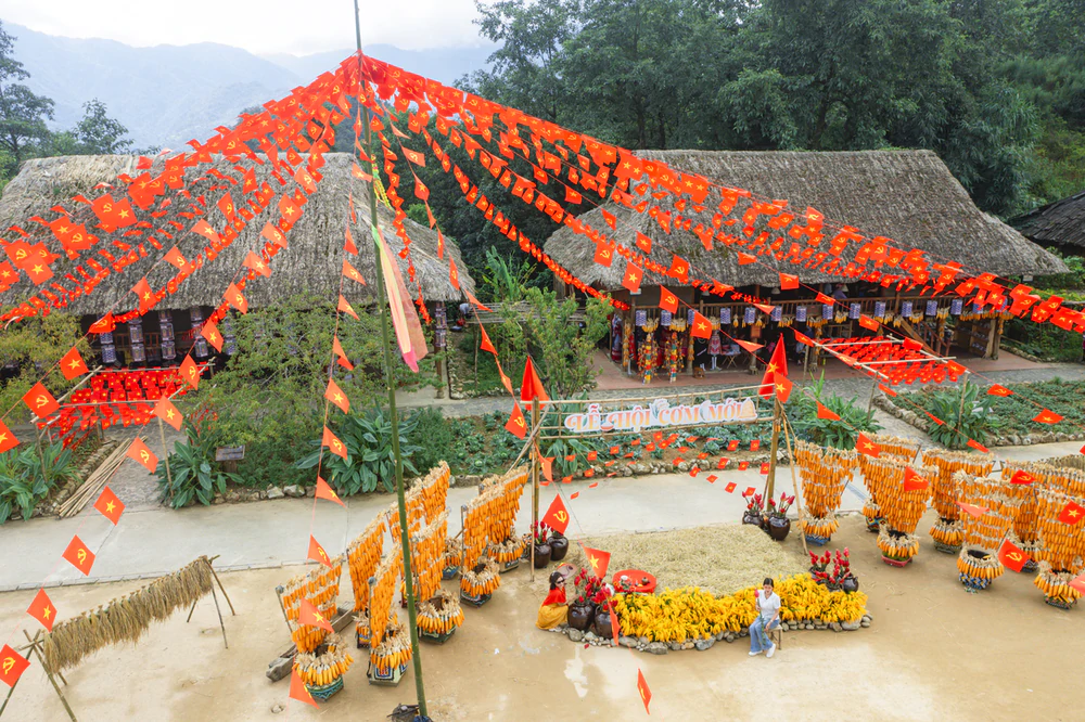 Dịp 2/9 này, lên Fansipan khám phá mùa vàng thổ cẩm, "săn" hoa xác pháo, dự lễ thượng cờ - Ảnh 1. Dịp 2/9 này, lên Fansipan khám phá mùa vàng thổ cẩm, "săn" hoa xác pháo, dự lễ thượng cờ - Ảnh 1.
