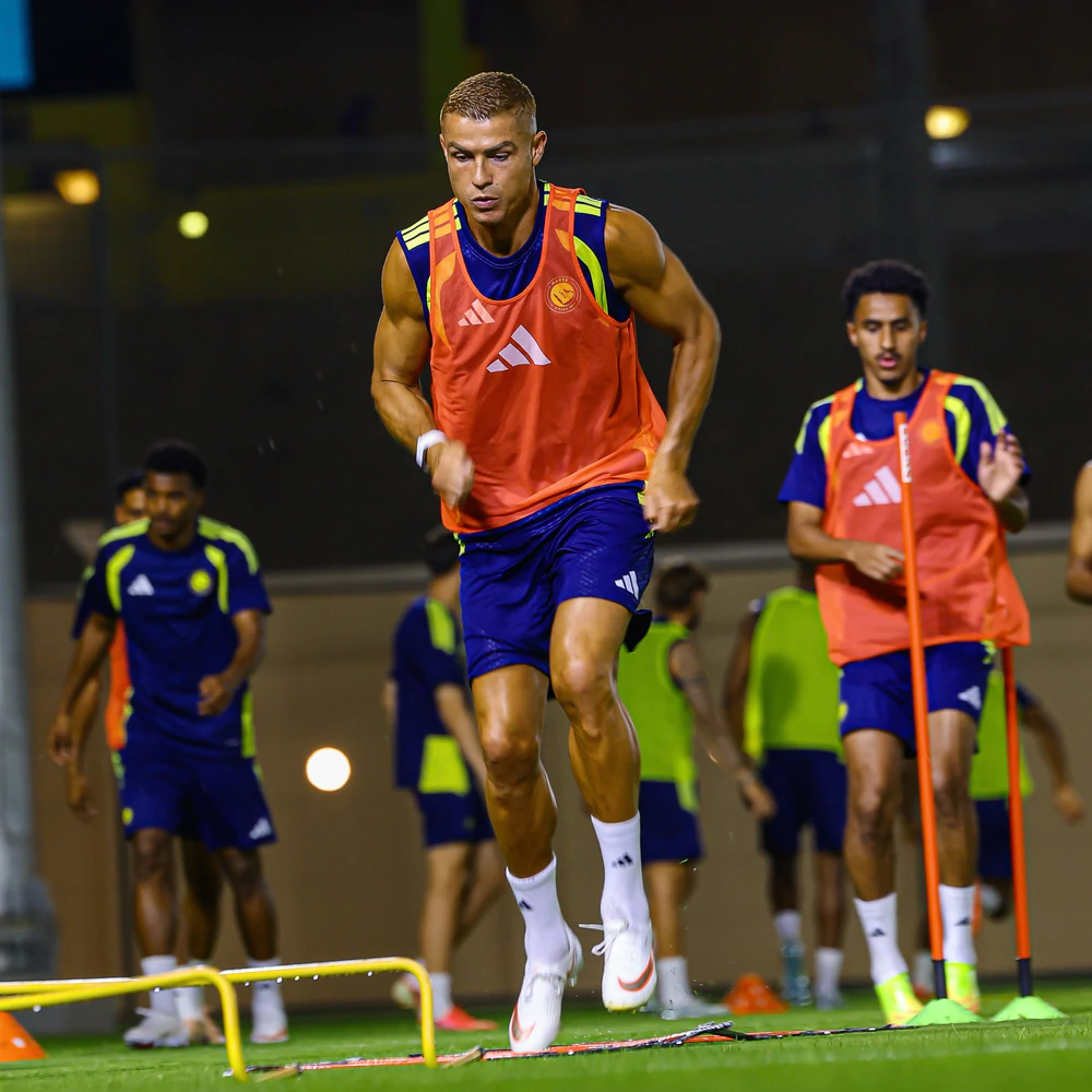 Ronaldo hội quân cùng Al-Nassr sau đám cưới, gây chú ý với diện mạo mới - Ảnh 2. Ronaldo hội quân cùng Al-Nassr sau đám cưới, gây chú ý với diện mạo mới - Ảnh 2.