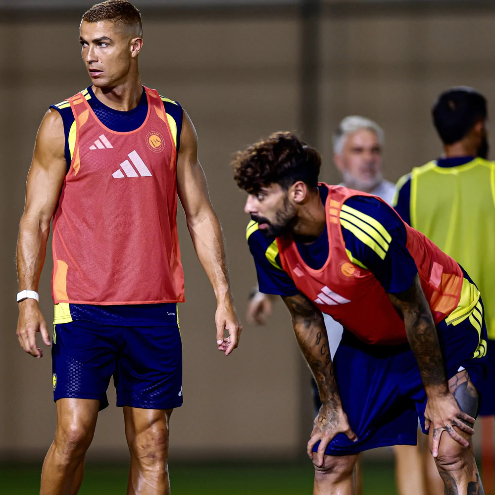 Ronaldo hội quân cùng Al-Nassr sau đám cưới, gây chú ý với diện mạo mới - Ảnh 1. Ronaldo hội quân cùng Al-Nassr sau đám cưới, gây chú ý với diện mạo mới - Ảnh 1.