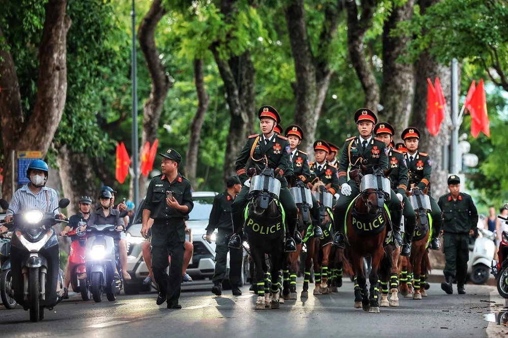 Đội hình Cảnh sát cơ động kỵ binh thu hút người dân trên phố Hà Nội - Ảnh 4. Đội hình Cảnh sát cơ động kỵ binh thu hút người dân trên phố Hà Nội - Ảnh 4.