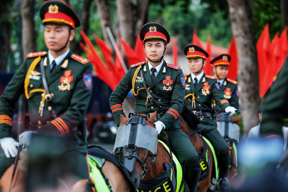 Đội hình Cảnh sát cơ động kỵ binh thu hút người dân trên phố Hà Nội - Ảnh 1. Đội hình Cảnh sát cơ động kỵ binh thu hút người dân trên phố Hà Nội - Ảnh 1.