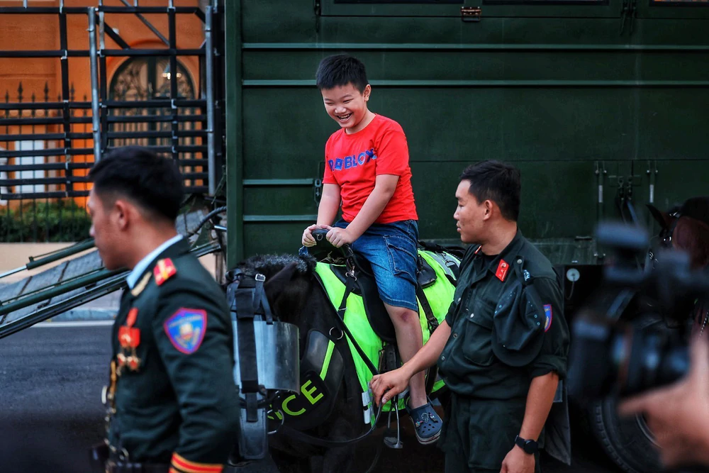 Đội hình Cảnh sát cơ động kỵ binh thu hút người dân trên phố Hà Nội - Ảnh 8. Đội hình Cảnh sát cơ động kỵ binh thu hút người dân trên phố Hà Nội - Ảnh 8.