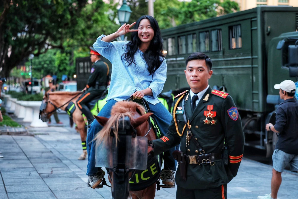 Đội hình Cảnh sát cơ động kỵ binh thu hút người dân trên phố Hà Nội - Ảnh 7. Đội hình Cảnh sát cơ động kỵ binh thu hút người dân trên phố Hà Nội - Ảnh 7.