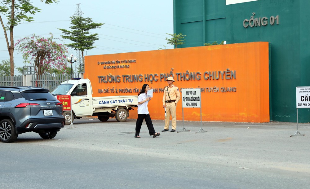 Thí sinh điểm thi Trường THPT Chuyên Tuyên Quang bước vào kỳ thi lại tốt nghiệp THPT năm 2026 - Ảnh 1.