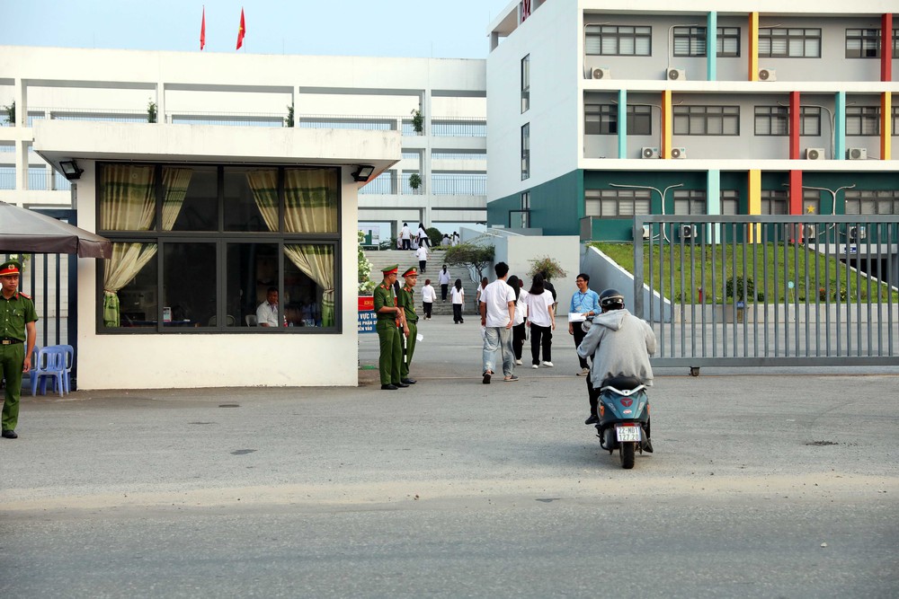 Thí sinh điểm thi Trường THPT Chuyên Tuyên Quang bước vào kỳ thi lại tốt nghiệp THPT năm 2026 - Ảnh 2.