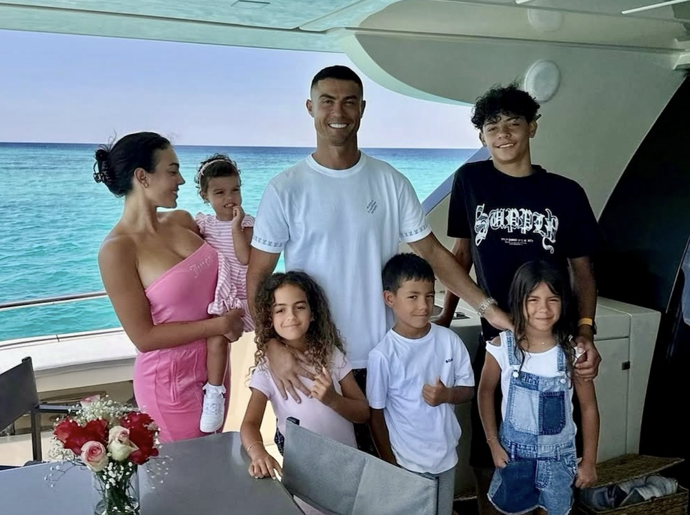 Cristiano Ronaldo và Georgina Rodriguez bí mật kết hôn tại biệt thự 30 triệu bảng, ký thỏa thuận tài sản trước hôn nhân - Ảnh 1. Cristiano Ronaldo và Georgina Rodriguez bí mật kết hôn tại biệt thự 30 triệu bảng, ký thỏa thuận tài sản trước hôn nhân - Ảnh 1.